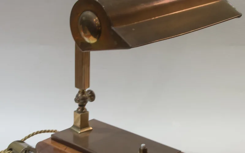 Schreibtischlampe mit Metallschirm auf Holzfuß