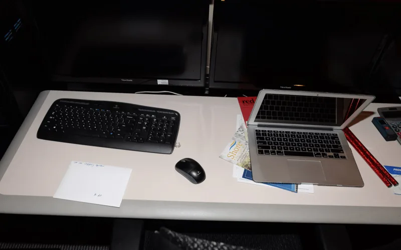 Zwei Monitore auf einem Schreibtisch