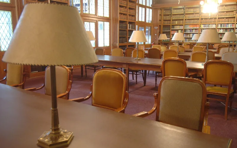 Lesetische mit Lampen und leeren Stühlen